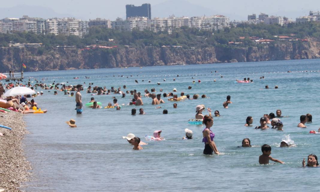 Antalya'da sıcaklık 41 dereceyi buldu, Konyaaltı doldu 2